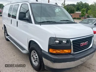 2022 GMC Savana Cargo z VIN 1GTW7AFP6N1143424, wystawiony jako Copart lot #58984385 z przebiegiem 27 820 mil mil oraz Szkody całkowita. Historia ofert i sprzedaży dostępna na DreamBid. Obrazek 1.