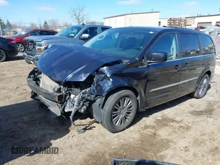 2011 Chrysler Town & Country Touring with VIN 2A4RR5DG4BR614120, listed as a IAAI auction lot 41886641 with 212,414 mi miles. Bid and sale history available at carsss.com. Image 2.