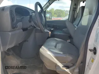 2007 Ford Econoline Cargo Commercial z VIN 1FTNE14W97DB31636, wystawiony jako Copart lot #52639435 z przebiegiem 154 744 mil mil oraz Czysty tytuł • Clean title. Historia ofert i sprzedaży dostępna na DreamBid. Obrazek 7.