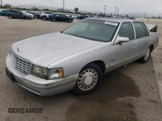 1999 Cadillac DeVille z VIN 1G6KD54Y0XU746819, wystawiony jako Copart lot #58098995 z przebiegiem Nie podano mil oraz Czysty tytuł • Clean title. Historia ofert i sprzedaży dostępna na DreamBid. Obrazek 1.