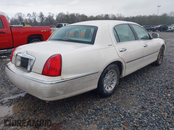 1999 Lincoln Town Car Signature z VIN 1LNHM82WXXY673201, wystawiony jako IAAI lot #41257677 z przebiegiem Nie podano mil oraz . Historia ofert i sprzedaży dostępna na DreamBid. Obrazek 4.