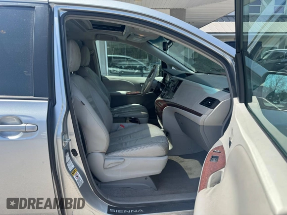 2011 Toyota Sienna XLE with VIN 5TDDK3DC3BS007297, listed as a Copart auction lot 55276405 with 208,274 mi miles and Clean Title. Bid and sale history available at DreamBid. Image 5.