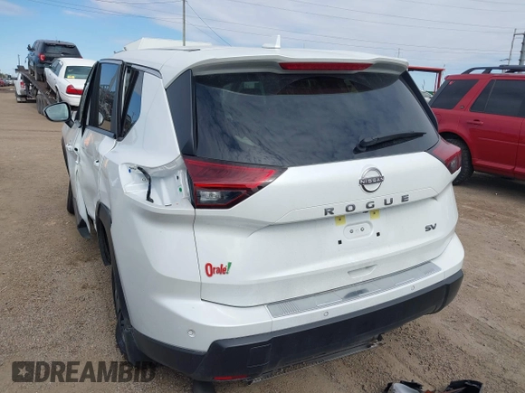 2024 Nissan Rogue SV z VIN JN8BT3BA3RW359753, wystawiony jako IAAI lot #41414024 z przebiegiem 5 038 mil mil oraz . Historia ofert i sprzedaży dostępna na DreamBid. Obrazek 3.