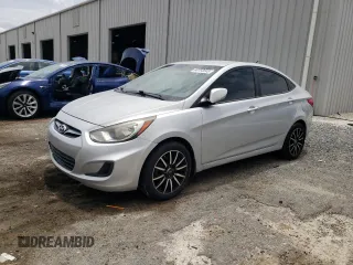 2013 Hyundai Accent GLS z VIN KMHCT4AE9DU300023, wystawiony jako Copart lot #60368845 z przebiegiem 132 055 mil mil oraz Czysty tytuł • Clean title. Historia ofert i sprzedaży dostępna na DreamBid. Obrazek 1.