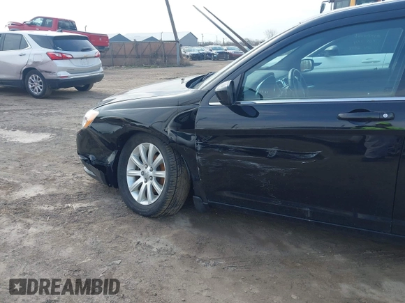 2013 Chrysler 200 Touring z VIN 1C3CCBBB5DN699931, wystawiony jako IAAI lot #42023004 z przebiegiem 62 737 mil mil oraz . Historia ofert i sprzedaży dostępna na DreamBid. Obrazek 6.