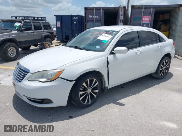 2014 Chrysler 200 LX z VIN 1C3CCBAB3EN207688, wystawiony jako IAAI lot #42086295 z przebiegiem 137 547 mil mil oraz . Historia ofert i sprzedaży dostępna na DreamBid. Obrazek 2.