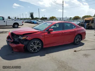 2020 Toyota Camry SE with VIN 4T1G11AK8LU336117, listed as a Copart auction lot 51085195 with 61,528 mi miles and Salvage Title. Bid and sale history available at carsss.com. Image 1.