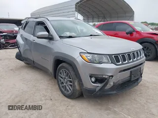 2019 Jeep Compass Altitude z VIN 3C4NJCBB3KT726640, wystawiony jako IAAI lot #41952843 z przebiegiem 51 844 mil mil oraz . Historia ofert i sprzedaży dostępna na DreamBid. Obrazek 1.