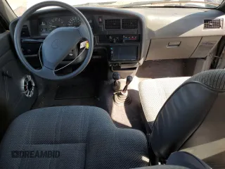 1994 Toyota Pickup DLX с VIN JT4VN13DXR5146983, выставлен на аукционе Copart как лот 47666965 с пробегом 121 614 миль миль и Списание • Salvage title. История ставок и продаж доступна на DreamBid. Изображение 8.