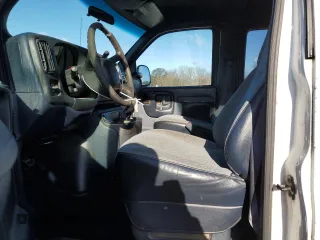 2000 Chevrolet Express with VIN 1GAHG39R8Y1258153, listed as a Copart auction lot 82823374 with 172,336 mi miles and Salvage Title. Bid and sale history available at carsss.com. Image 7.