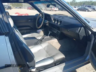 1983 Datsun 280ZX z VIN JN1HZ04S3DX562060, wystawiony jako IAAI lot #42063701 z przebiegiem 35 754 mil mil oraz . Historia ofert i sprzedaży dostępna na DreamBid. Obrazek 5.