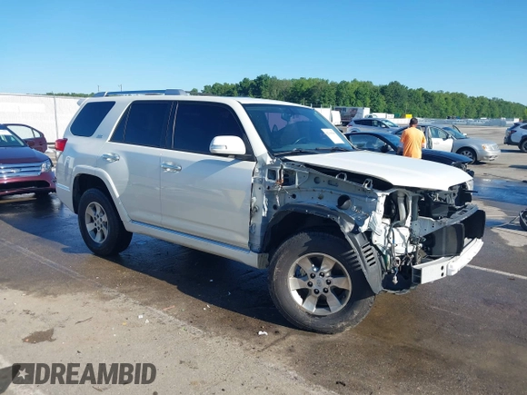 2011 Toyota 4Runner Trail z VIN JTEBU5JR7B5035496, wystawiony jako IAAI lot #42319548 z przebiegiem 253 437 mil mil oraz . Historia ofert i sprzedaży dostępna na DreamBid. Obrazek 1.