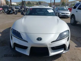 2021 Toyota Supra 3.0 z VIN WZ1DB0C06MW039185, wystawiony jako IAAI lot #42160847 z przebiegiem 42 736 mil mil oraz . Historia ofert i sprzedaży dostępna na DreamBid. Obrazek 12.