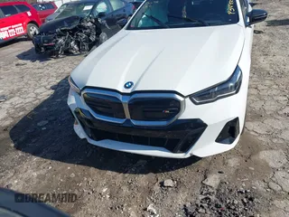 2024 BMW i5 M60 z VIN WBY43FK01RCP34925, wystawiony jako IAAI lot #41100557 z przebiegiem 27 814 mil mil oraz . Historia ofert i sprzedaży dostępna na DreamBid. Obrazek 12.