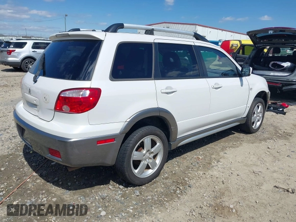 2005 Mitsubishi Outlander XLS with VIN JA4LX41F55U004879, listed as a IAAI auction lot 41835968 with 212,199 mi miles. Bid and sale history available at carsss.com. Image 4.
