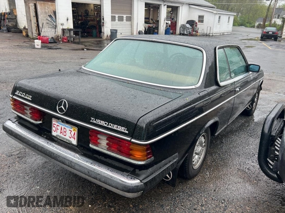 1984 Mercedes-Benz 300 with VIN WDBAB53A5EA022012, listed as a Copart auction lot 56141945 with 114,089 mi miles and Clean Title. Bid and sale history available at DreamBid. Image 4.