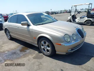 2000 Jaguar S-Type V6 z VIN SAJDA01C7YFL11006, wystawiony jako IAAI lot #42444243 z przebiegiem 105 651 mil mil oraz . Historia ofert i sprzedaży dostępna na DreamBid. Obrazek 1.