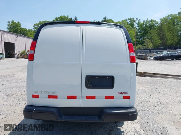 2025 GMC Savana Cargo z VIN 1GTW7AFP7S1140785, wystawiony jako IAAI lot #42340032 z przebiegiem 585 mil mil oraz . Historia ofert i sprzedaży dostępna na DreamBid. Obrazek 17.