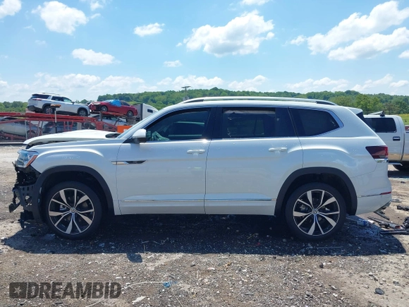 2024 Volkswagen Atlas SEL Premium R-Line with VIN 1V2FR2CAXRC582084, listed as a IAAI auction lot 42228600 with 20,389 mi miles and . Bid and sale history available at DreamBid. Image 15.