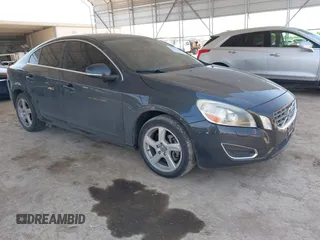 2013 Volvo S60 T5 Premier z VIN YV1612FS4D2217471, wystawiony jako IAAI lot #41986419 z przebiegiem 96 910 mil mil oraz . Historia ofert i sprzedaży dostępna na DreamBid. Obrazek 1.