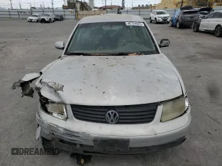 2000 Volkswagen Passat z VIN WVWMA23B3YP228438, wystawiony jako Copart lot #48724625 z przebiegiem 204 670 mil mil oraz Szkoda całkowita • Salvage title. Historia ofert i sprzedaży dostępna na DreamBid. Obrazek 5.