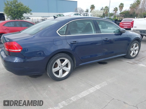 2012 Volkswagen Passat SE z VIN 1VWBP7A39CC056590, wystawiony jako IAAI lot #41879975 z przebiegiem 76 125 mil mil oraz . Historia ofert i sprzedaży dostępna na DreamBid. Obrazek 4.