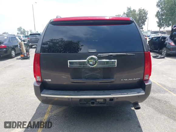 2011 Cadillac Escalade ESV Premium z VIN 1GYS4JEF2BR149146, wystawiony jako IAAI lot #42370325 z przebiegiem 68 787 mil mil oraz . Historia ofert i sprzedaży dostępna na DreamBid. Obrazek 16.