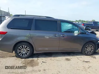 2018 Toyota Sienna XLE Auto Access Seat z VIN 5TDYZ3DC9JS949804, wystawiony jako IAAI lot #42207235 z przebiegiem 148 044 mil mil oraz . Historia ofert i sprzedaży dostępna na DreamBid. Obrazek 13.