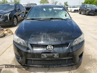 2013 Scion tC z VIN JTKJF5C70D3064576, wystawiony jako Copart lot #56104725 z przebiegiem 83 379 mil mil oraz Szkody całkowita. Historia ofert i sprzedaży dostępna na DreamBid. Obrazek 5.