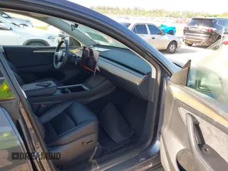 2023 Tesla Model Y Long Range z VIN 7SAYGDEE5PA099226, wystawiony jako IAAI lot #42004061 z przebiegiem 10 607 mil mil oraz . Historia ofert i sprzedaży dostępna na DreamBid. Obrazek 5.