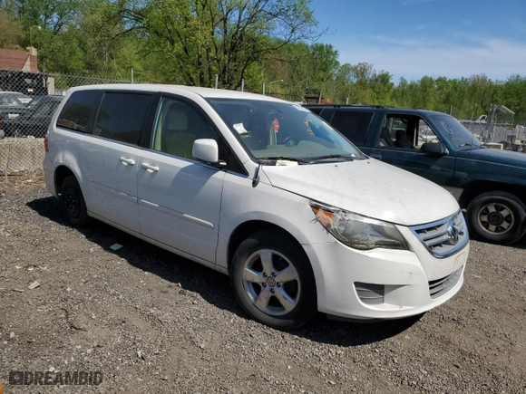 2010 Volkswagen Routan SE with VIN 2V4RW3D15AR348450, listed as a Copart auction lot 53656285 with 124,844 mi miles and Salvage Title. Bid and sale history available at carsss.com. Image 4.