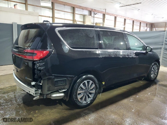 2024 Chrysler Pacifica Hybrid Select with VIN 2C4RC1S71RR156789, listed as a Copart auction lot 46371475 with 38,933 mi miles and Clean Title. Bid and sale history available at carsss.com. Image 3.