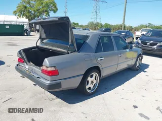 1993 Mercedes-Benz E Class with VIN WDBEA32E2PB950631, listed as a IAAI auction lot 41835262 with 155,114 mi miles. Bid and sale history available at carsss.com. Image 4.