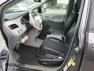 2014 Toyota Sienna SE с VIN 5TDXK3DC1ES519741, выставлен на аукционе Copart как лот 53892035 с пробегом Не указан миль и Списание • Salvage title. История ставок и продаж доступна на DreamBid. Изображение 7.
