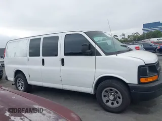 2014 Chevrolet Express Passenger LS z VIN 1GNSGBF43E1184305, wystawiony jako IAAI lot #42537616 z przebiegiem 35 596 mil mil oraz . Historia ofert i sprzedaży dostępna na DreamBid. Obrazek 13.