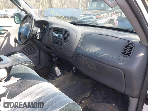 2004 Ford F-150 z VIN 2FTRF08W14CA09335, wystawiony jako IAAI lot #41620000 z przebiegiem 121 102 mil mil oraz . Historia ofert i sprzedaży dostępna na DreamBid. Obrazek 5.