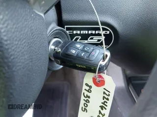 2011 Chevrolet Camaro 2LS z VIN 2G1FA1ED0B9157330, wystawiony jako IAAI lot #41970306 z przebiegiem 179 262 mil mil oraz . Historia ofert i sprzedaży dostępna na DreamBid. Obrazek 11.