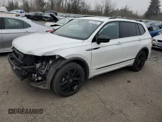 2022 Volkswagen Tiguan SE R-Line Black z VIN 3VV8B7AX4NM095511, wystawiony jako Copart lot #45333955 z przebiegiem 13 679 mil mil oraz Szkody całkowita. Historia ofert i sprzedaży dostępna na DreamBid. Obrazek 1.