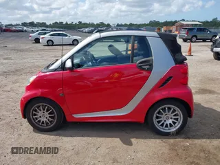 2013 Smart fortwo Passion z VIN WMEEK3BA5DK591221, wystawiony jako IAAI lot #42010853 z przebiegiem 101 953 mil mil oraz . Historia ofert i sprzedaży dostępna na DreamBid. Obrazek 14.