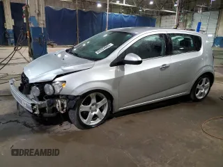 2014 Chevrolet Sonic LTZ z VIN 1G1JE6SB3E4219373, wystawiony jako Copart lot #89393005 z przebiegiem 111 997 mil mil oraz Czysty tytuł • Clean title. Historia ofert i sprzedaży dostępna na DreamBid. Obrazek 1.