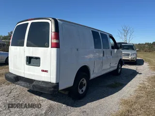 2003 GMC Savana Cargo z VIN 1GTHG35U431113170, wystawiony jako Copart lot #88987945 z przebiegiem 293 807 mil mil oraz Tytuł czysty. Historia ofert i sprzedaży dostępna na DreamBid. Obrazek 4.