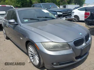 2011 BMW 3 Series 335i xDrive z VIN WBAPL5C54BA917236, wystawiony jako IAAI lot #42429718 z przebiegiem 178 510 mil mil oraz . Historia ofert i sprzedaży dostępna na DreamBid. Obrazek 1.