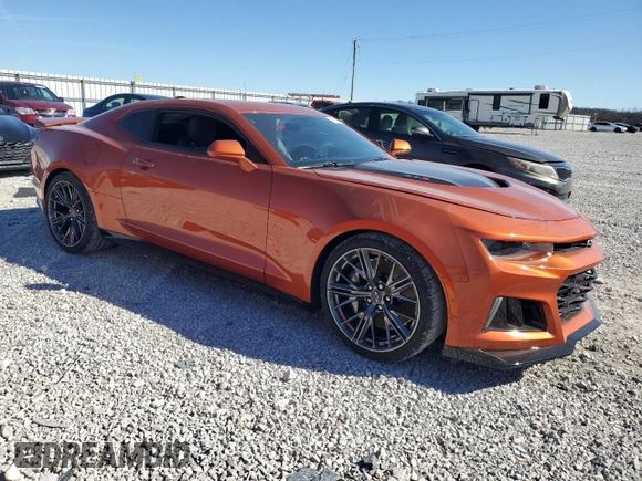 2023 Chevrolet Camaro ZL1 z VIN 1G1FK1R62P0152754, wystawiony jako Copart lot #47596115 z przebiegiem 698 mil mil oraz Szkody całkowita. Historia ofert i sprzedaży dostępna na DreamBid. Obrazek 4.