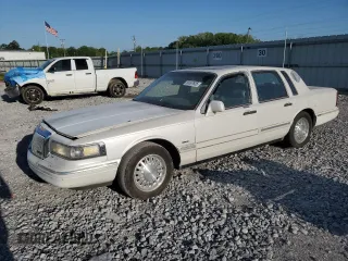 1996 Lincoln Town Car Signature z VIN 1LNLM82WXTY654457, wystawiony jako Copart lot #53097635 z przebiegiem 257 446 mil mil oraz Szkoda całkowita • Salvage title. Historia ofert i sprzedaży dostępna na DreamBid. Obrazek 1.