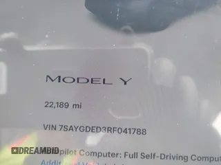2024 Tesla Model Y z VIN 7SAYGDED3RF041788, wystawiony jako IAAI lot #42644453 z przebiegiem 22 189 mil mil oraz . Historia ofert i sprzedaży dostępna na DreamBid. Obrazek 15.