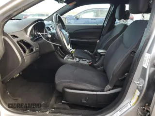 2014 Chrysler 200 Touring z VIN 1C3CCBBB9EN178597, wystawiony jako Copart lot #87951805 z przebiegiem Nie podano mil oraz Szkoda całkowita • Salvage title. Historia ofert i sprzedaży dostępna na DreamBid. Obrazek 7.