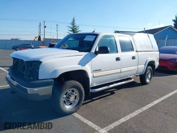 2005 Chevrolet Silverado 1500HD LT z VIN 1GCGK13U45F830143, wystawiony jako IAAI lot #41424683 z przebiegiem 141 881 mil mil oraz . Historia ofert i sprzedaży dostępna na DreamBid. Obrazek 18.