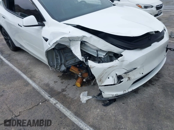 2020 Tesla Model Y Long Range with VIN 5YJYGDEE2LF022484, listed as a IAAI auction lot 41798662 with 108,978 mi miles and . Bid and sale history available at DreamBid. Image 6.
