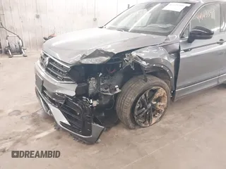 2024 Volkswagen Tiguan SE R-Line Black с VIN 3VV8B7AX8RM090818, выставлен на аукционе IAAI как лот 42123399 с пробегом 10 846 миль миль и . История ставок и продаж доступна на DreamBid. Изображение 6.