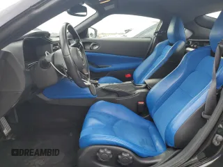 2024 Nissan Z Performance z VIN JN1BZ4BH6RM361251, wystawiony jako Copart lot #54354075 z przebiegiem 21 289 mil mil oraz Szkoda całkowita • Salvage title. Historia ofert i sprzedaży dostępna na DreamBid. Obrazek 7.